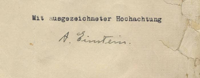 Ein Brief mit den mit der Schreibmaschine getippten Worten "Mit ausgezeichneter Hochachtung" und der handschriftlichen Unterschrift "A. Einstein"