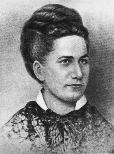 Schwarz-weiß-Porträt einer Frau mit hochgesteckten Haaren