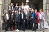 Gruppenfoto mit 16 Personen vor dem Einsteinhaus in Bern