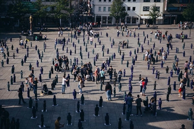 Hunderte Einsteinfiguren stehen auf dem Münsterplatz, dazwischen bewegen sich Menschen.