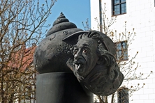 Ein Bronze-Brunnen zeigt eine Schneckenhaus, aus dem der Kopft von Albert Einstein herausschaut.